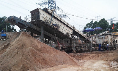 西安凤凰涅盘公司引进中意移动式破碎站，推动资源再生利用技术研发